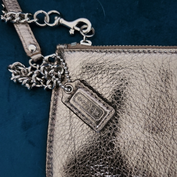 LADIES COACH GOLD LEATHER WRISTLET WITH TOP ZIPPER CLOSURE - Picture 5 of 5